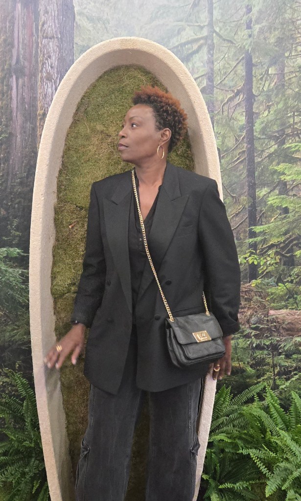 Sandrine Votre FUNERAL PLANNER - Diplômée Conseillère funéraire via EFFA entourée d'un cercueil LOOP LIVING COCOON 100% biodégradable avec des fibres de Champignons.